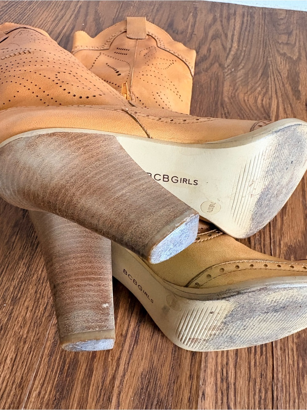 BCBG Niche Leather Western Heeled Perforated Boots Y2k Brown Tan Leather 7.5 - Picture 2 of 16